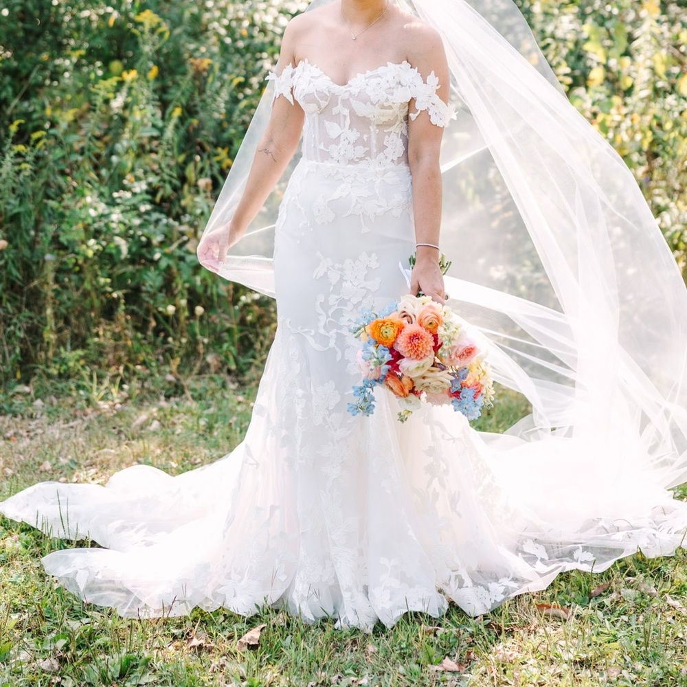 Monique Lhuillier Willow - Elegant White Lace Wedding Dress